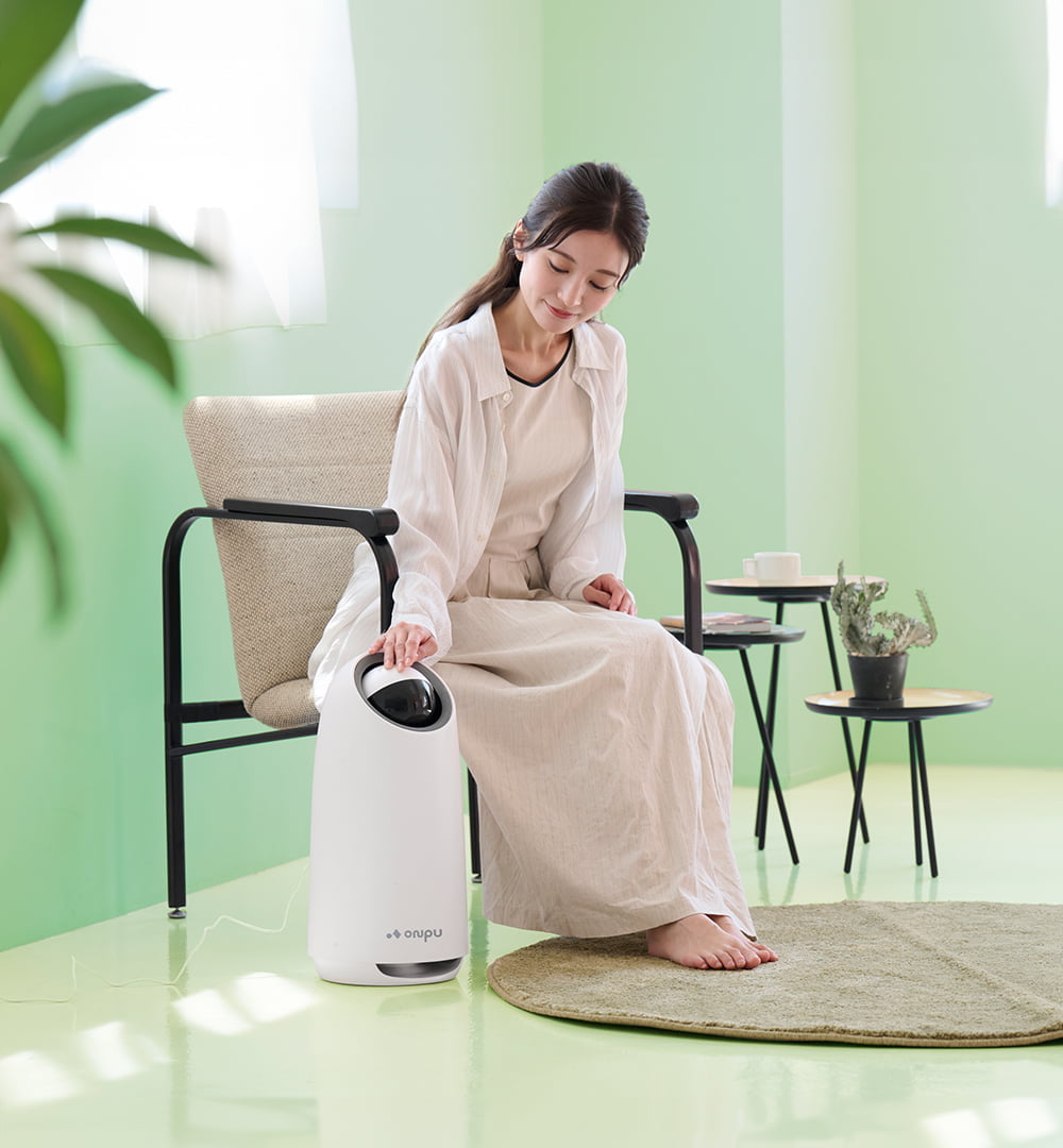 onpuのにこタッチ空気清浄機を触る女性