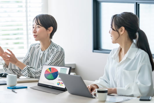 onpuのポータブルディスプレイを利用し、プレゼンテーションを行う女性