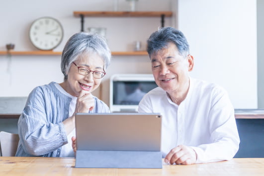 onpuのポータブルディスプレイを利用し、テレビ電話を楽しむ高齢者夫婦