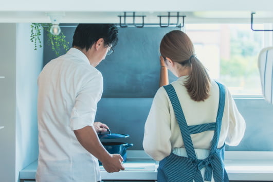 onpuのポータブルディスプレイを利用し、レシピを見ながら料理を行う夫婦