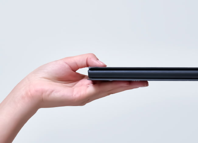 onpuのモニターの軽さと薄さを確かめる為片手で持ち上げる手