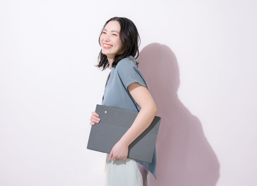 onpuのポータブルディスプレイを持つ女性