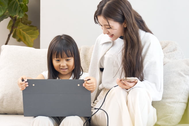 onpuのポータブルディスプレイを見る子供とそれを見守る母親