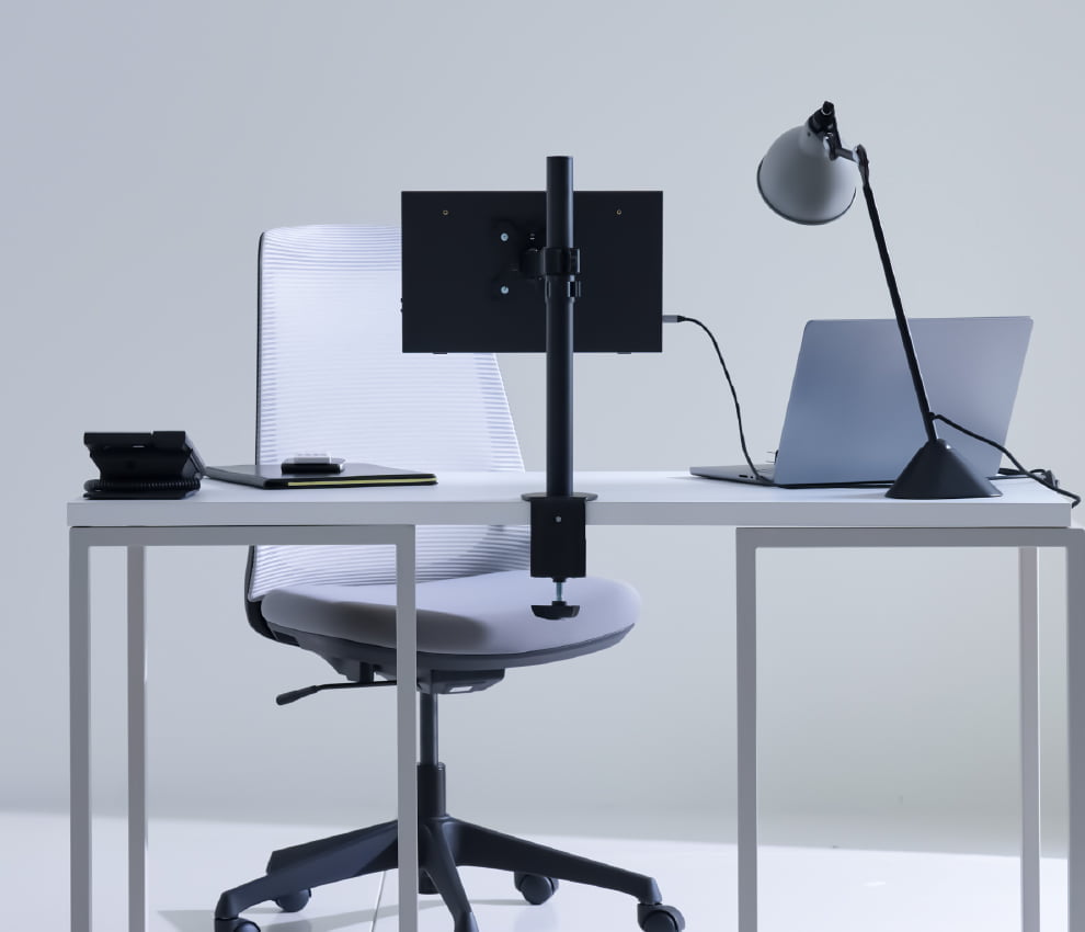 onpuのポータブルディスプレイを設置したデスク風景