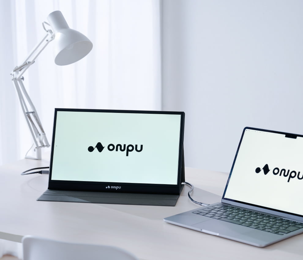 onpuのポータブルディスプレイを設置したデスク風景