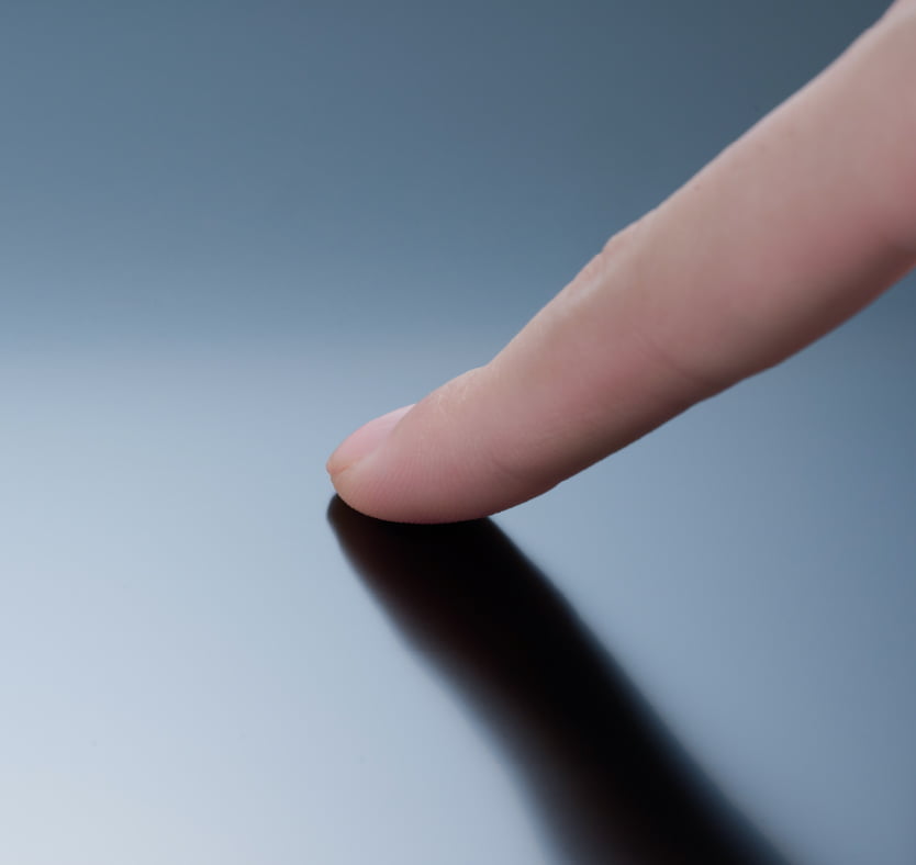 モニターに触れて指紋が残るか確認する指