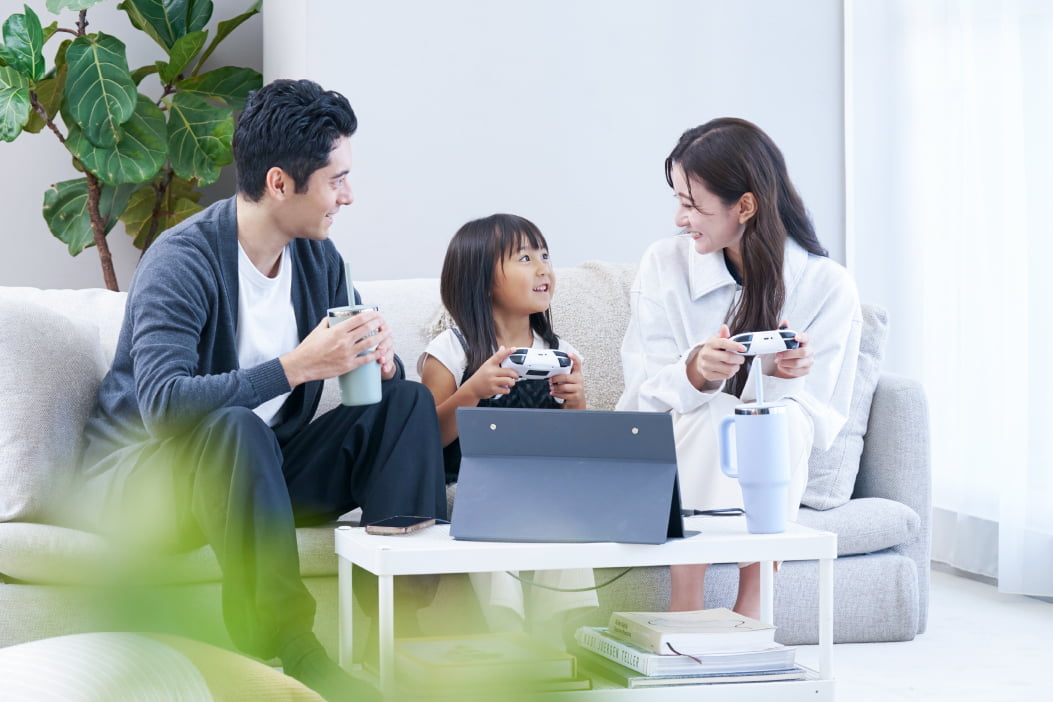 onpuのポータブルディスプレイを使用してゲームを楽しむ親子