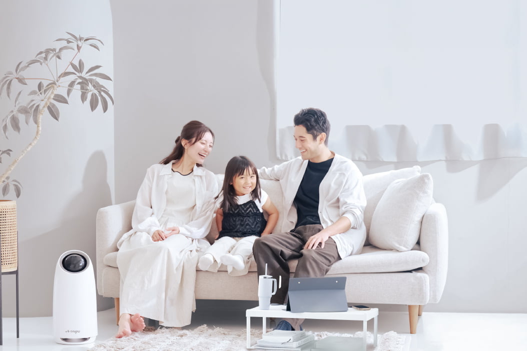 onpuの製品に囲まれて笑顔で過ごす家族
