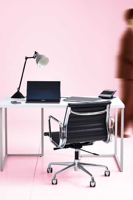 onpuのポータブルディスプレイを設置したデスク風景