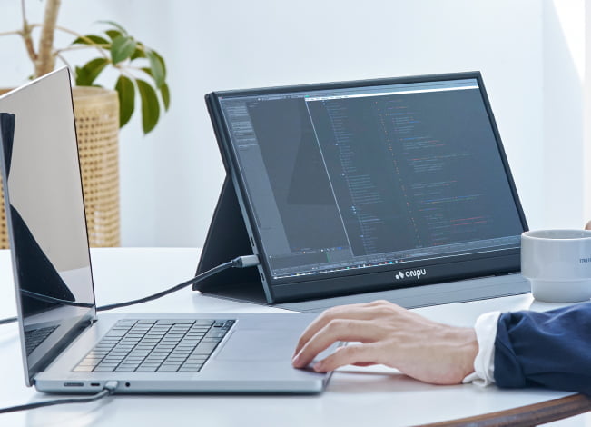 onpuのポータブルディスプレイをセカンドディスプレイとして利用しながら仕事を行う風景