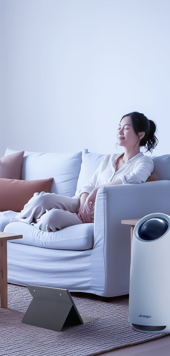 ソファーでゆったりと流れる時間を楽しむ女性