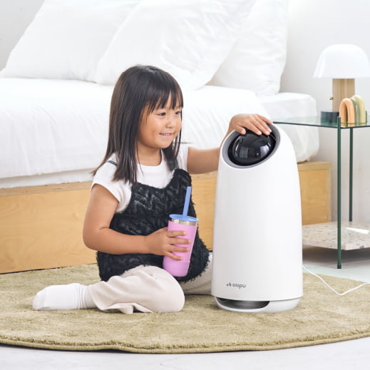 onpuのにこタッチ空気清浄機を触る子供