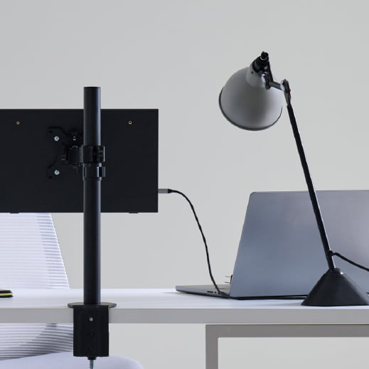 onpuのポータブルディスプレイを設置したデスク