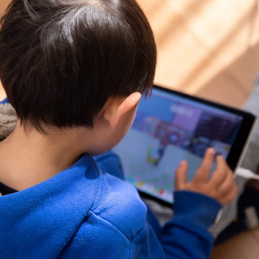 onpuのポータブルディスプレイで映像を見る子供