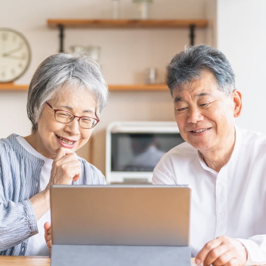 onpuのポータブルディスプレイでテレビ電話を楽しむ高齢者夫婦