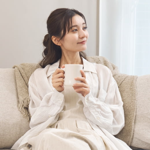 コーヒーを飲みながらリラックスする女性