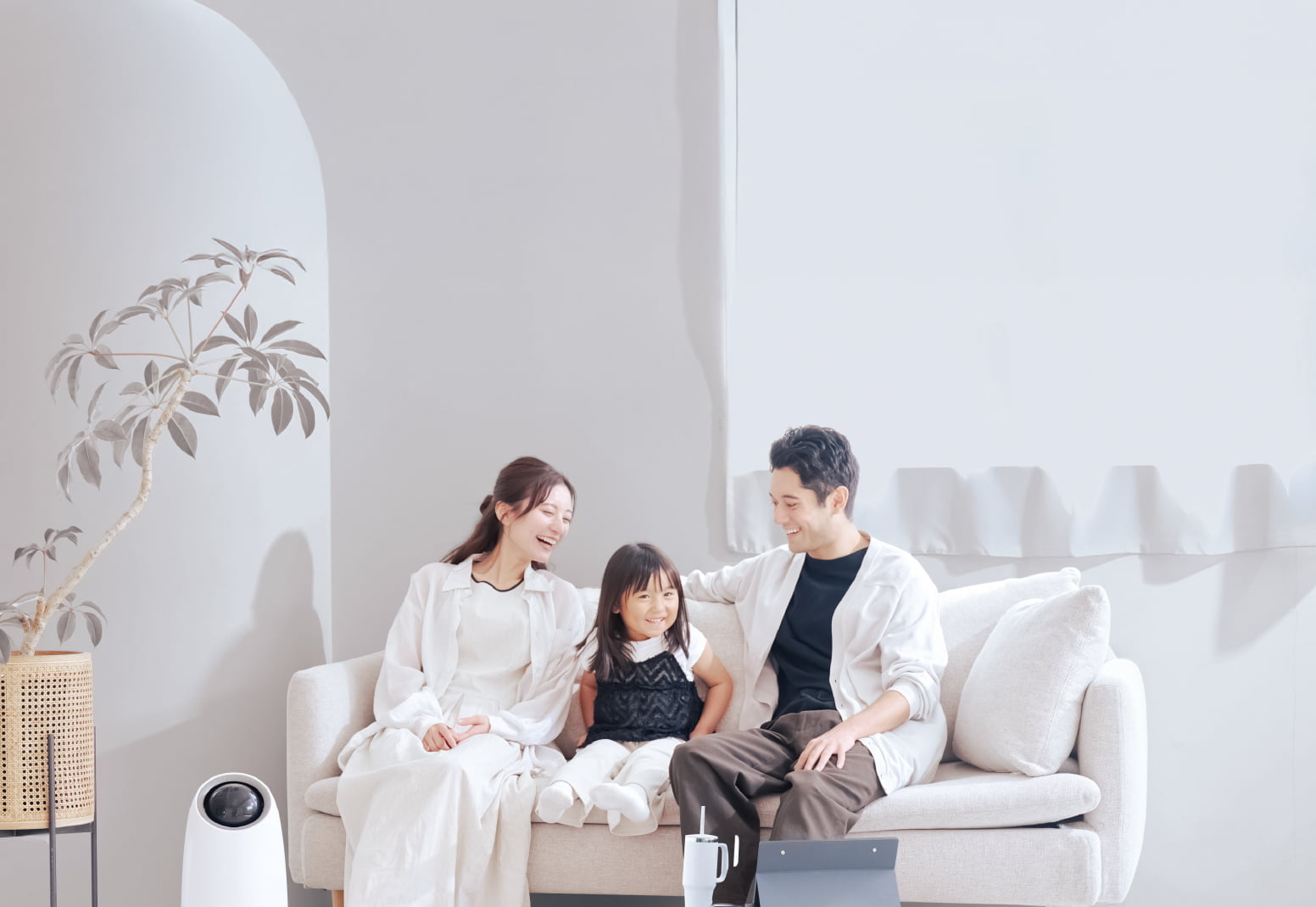 onpuの家電に囲まれて笑顔で生活を行う家族